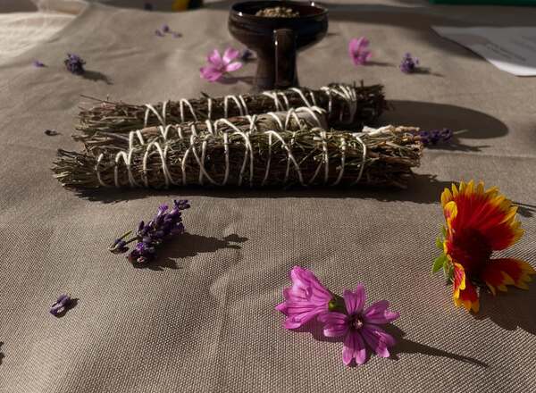 Workshop: Räucherbündel binden & heimische Kräuter entdecken