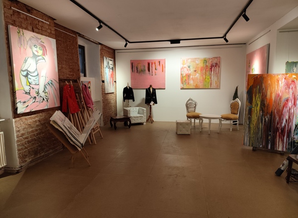 Vermiete tageweise bzw. je nach Bedarf und Absprache Projekt/Galerie/Eventraum  in meinem 160m2 Künstleratelier in 1050 Wien