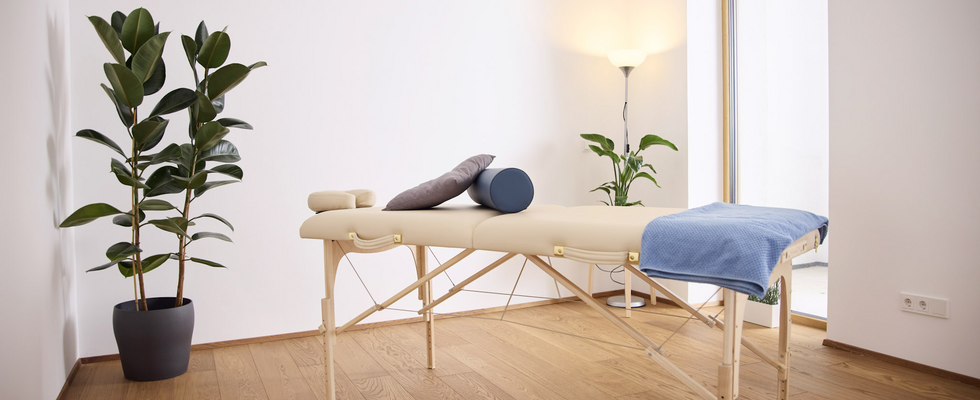 Heller Praxis- & Coachingraum in ruhigem Pilatesstudio in Klosterneuburg