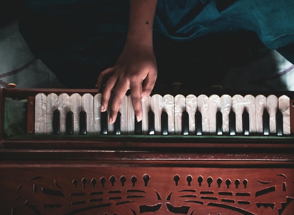 Gemeinsames Mantrasingen mit Harmoniumbegleitung