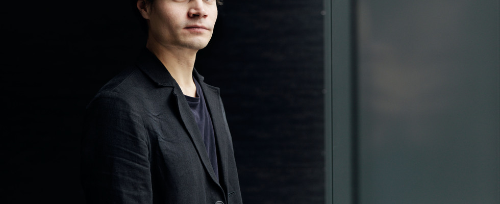 Sam's Bar 2019: Lukas Lauermann – Amplified Cello Solo