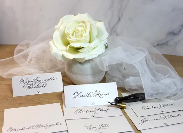 Kalligrafie, Lettering, Gravur, Heißfolierung, Produktbemalung, Live-Event Artist – Foto 22