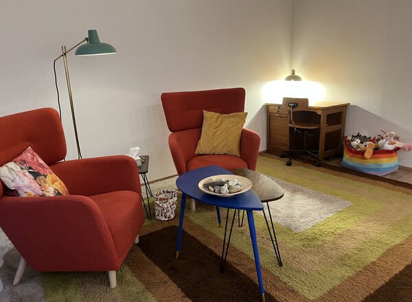 Biete klimatisierten Praxisraum ca 15m² an