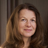 Ich vermiete mein Atelier halbtageweise oder ganztageweise. Der Raum eignet sich ideal als kreativer Arbeitsbereich oder als ruhiger Arbeitsplatz zur Mitbenutzung.  Die Atmosphäre ist angenehm und ruhig – perfekt zum konzentrierten Arbeiten oder für kreative Projekte. Wasseranschluss und Heizung sind vorhanden, außerdem steht eine Herdplatte zur Verfügung.