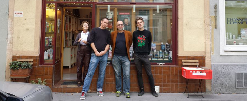 Anstossen mit Alban und Marius in der Buchhandlung Stuwerviertel.