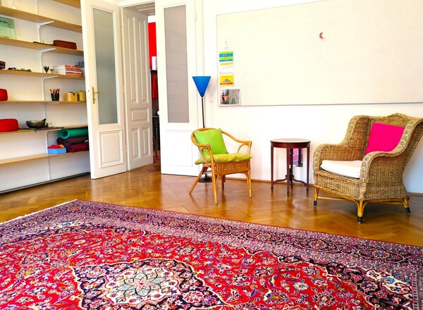 Praxisraum 32m²,  Nähe MQ, Ruhelage/ Innenhof, schöner Altbau,                                                                                                                   bestens erreichbar U3, U4, U2, alle Ringlinien