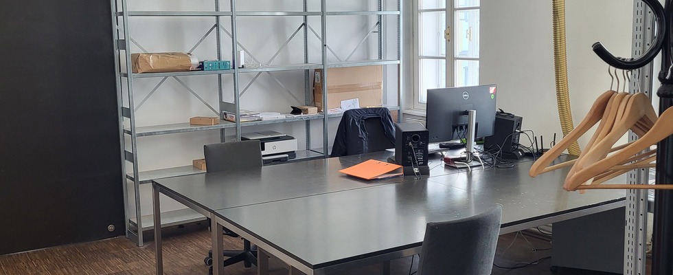 Nachmieter gesucht: Großer Schreibtisch / Arbeitsplatz in Gemeinschaftsbüro für 1–2 Personen