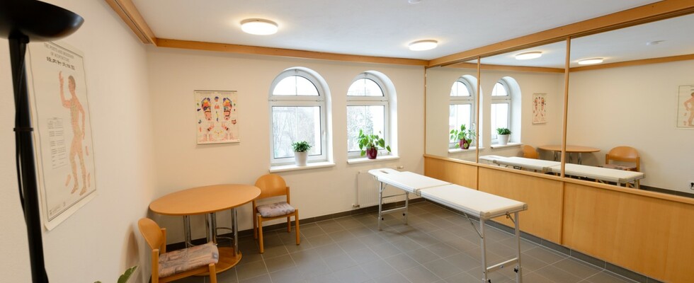 Vermiete Praxisraum mit Massageliege