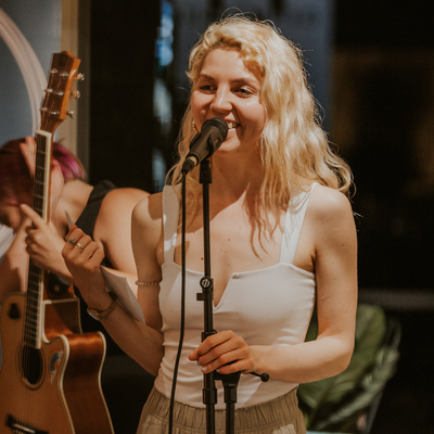 Vocal Coach Maddy Rose 