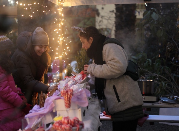 Weihn8smarkt unter Palmen