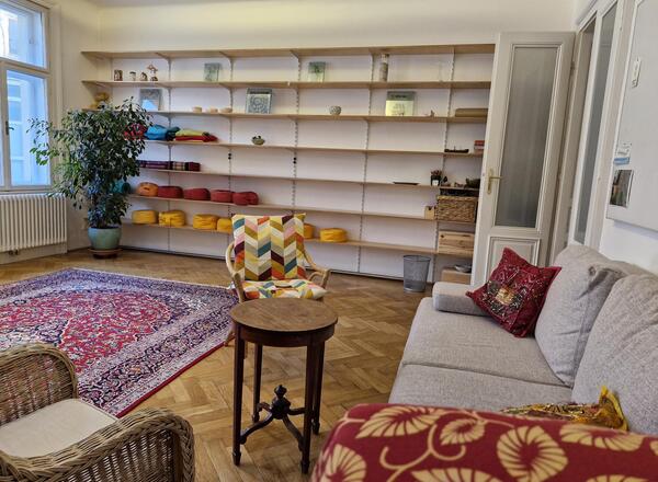           Praxisraum 32m²,  Nähe MaHü/ MQ, Ruhelage/ Innenhof, schöner Altbau,  hell                                                                                                 bestens erreichbar 