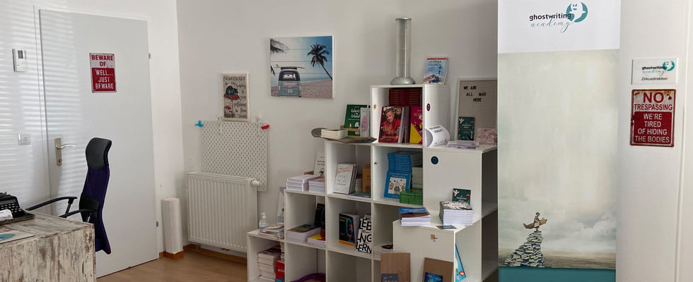Du hast die Worte, aber dir fehlt ein ruhiger Platz zum Arbeiten? Schreibtisch in kreativer Atmosphäre lädt dich ein